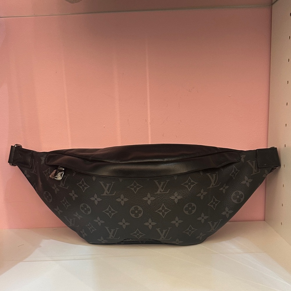LOUIS VUITTON
Discovery Monogram Eclipse Bumbag Black